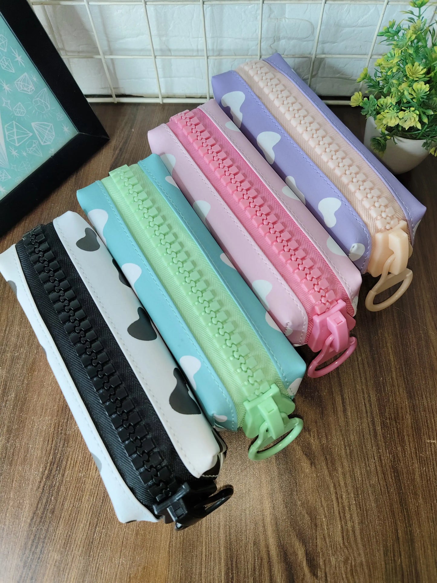 Broad zip pouch