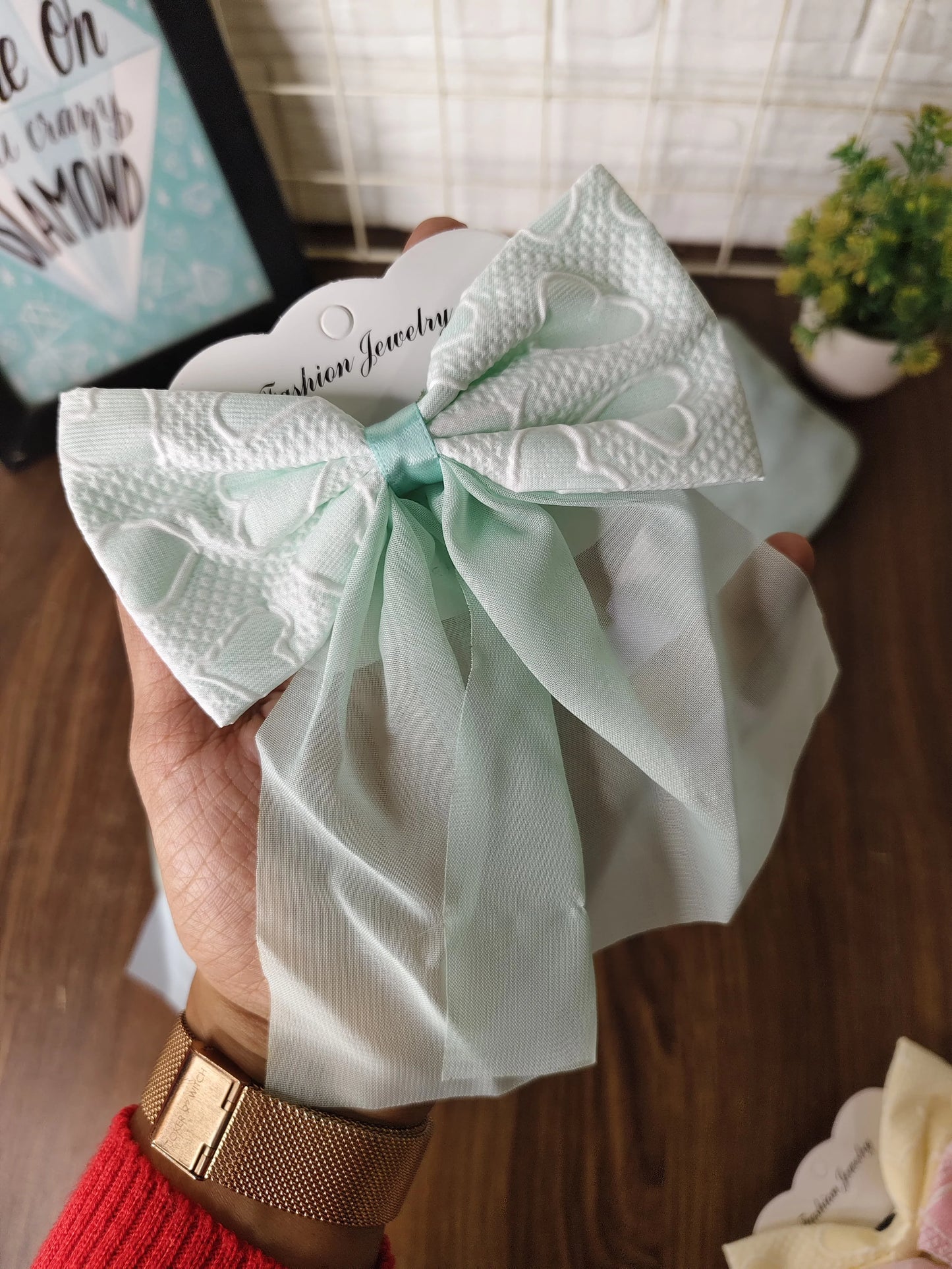 Elegant tail bow