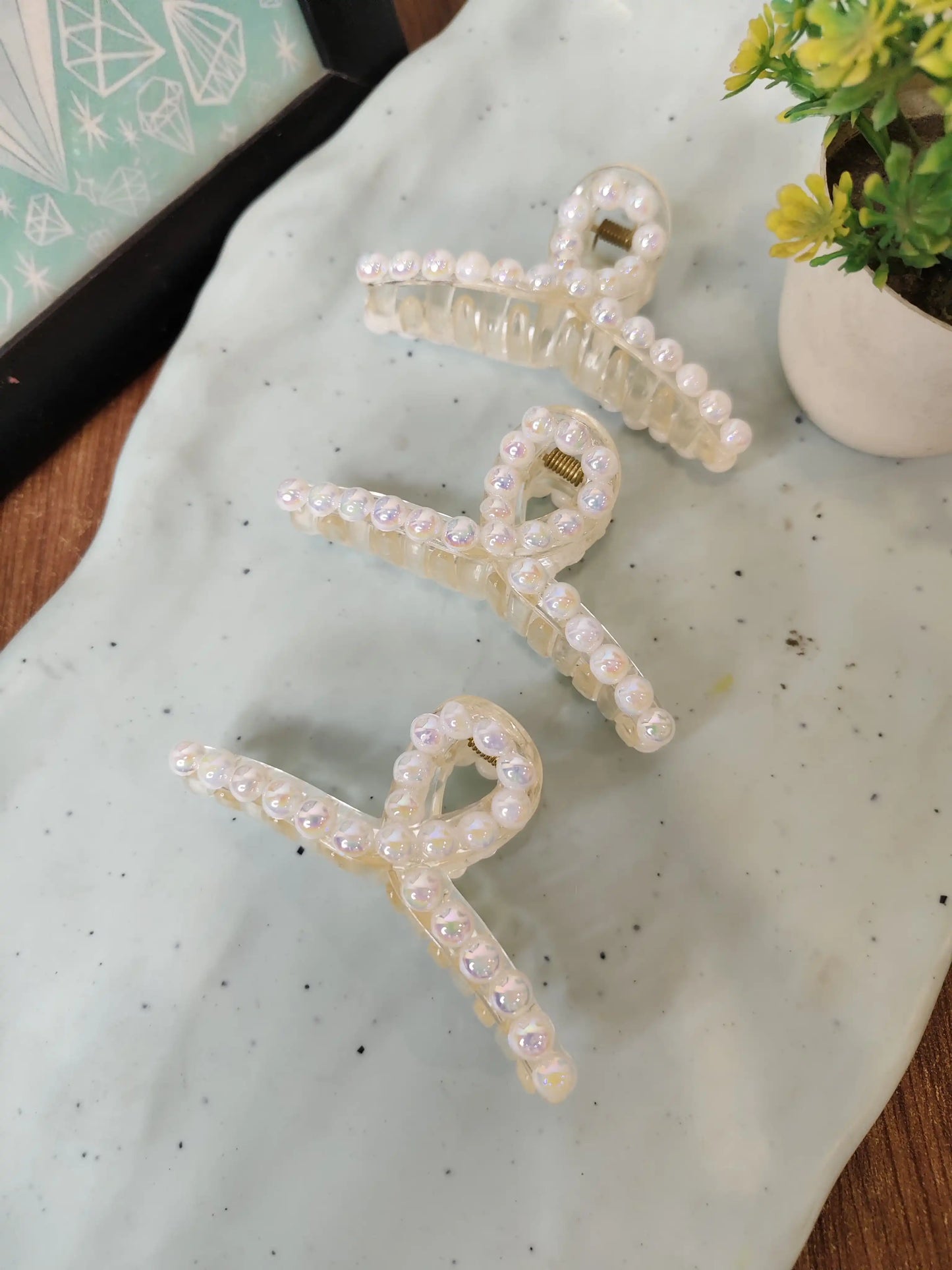 Holographic pearl hair claws