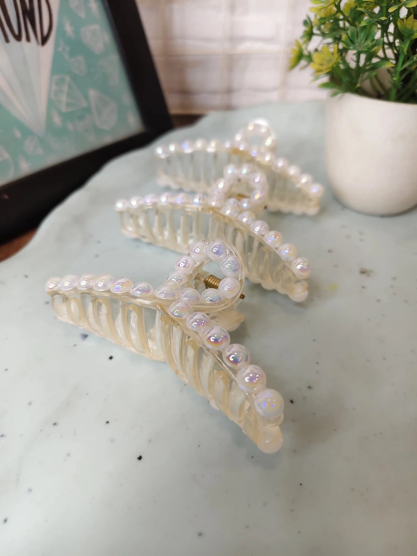 Holographic pearl hair claws