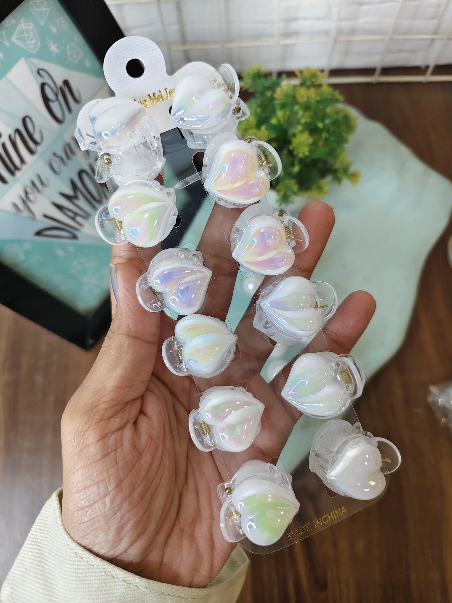 Holographic pearls hair claws