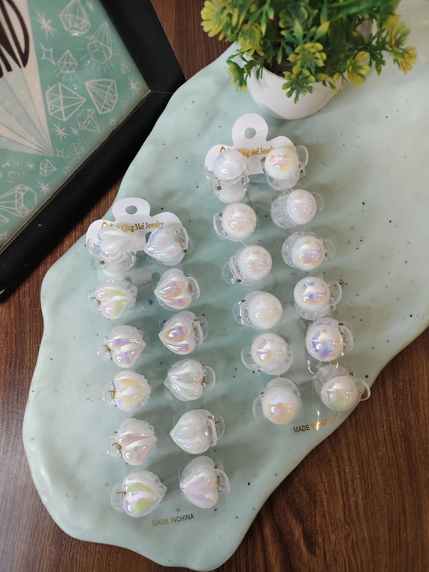 Holographic pearls hair claws