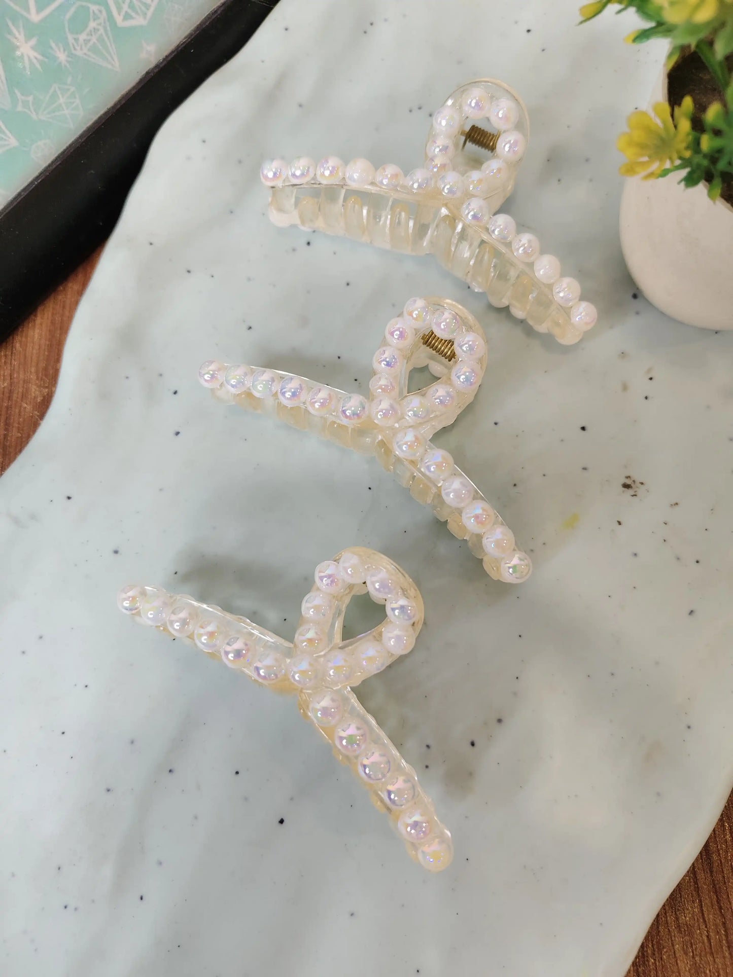 Holographic pearl hair claws