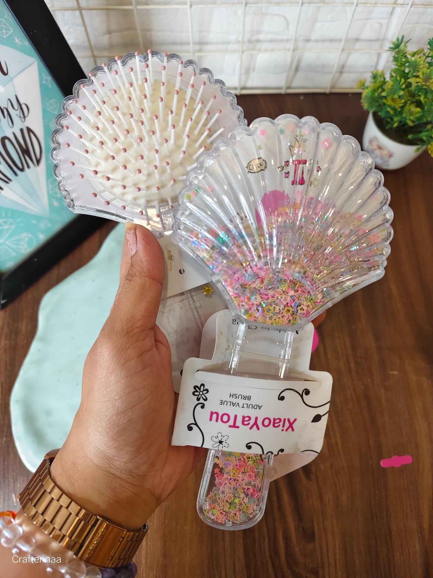 Shell hair brush