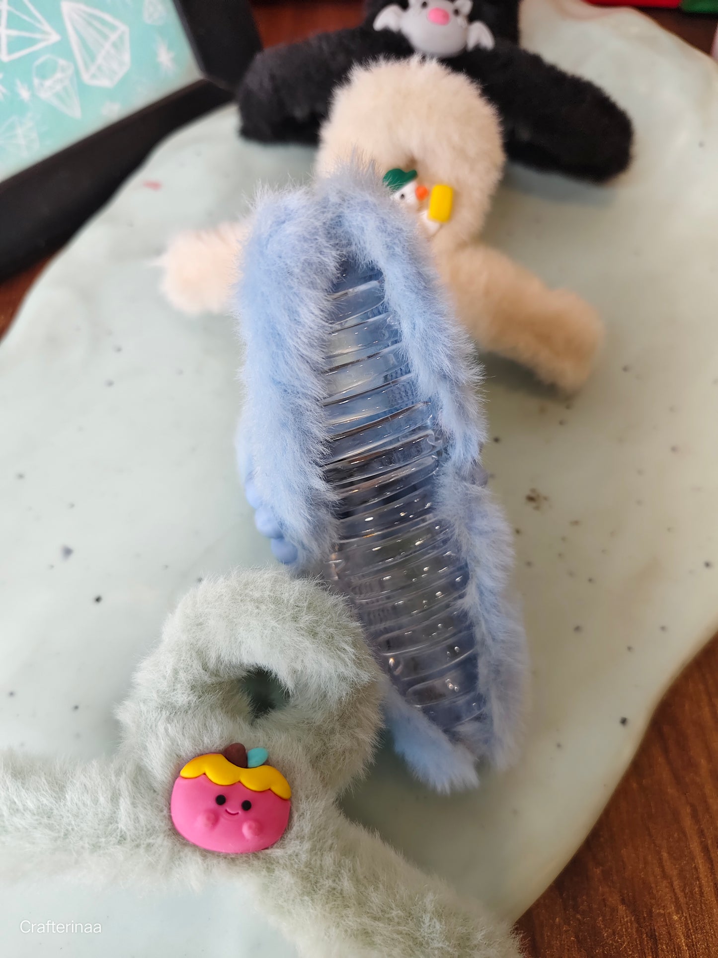 Fur hair claw with charm