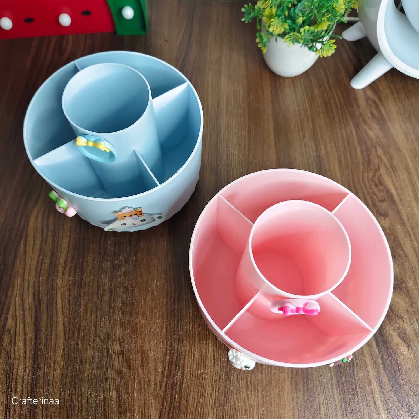 Rotating kawaii penstand