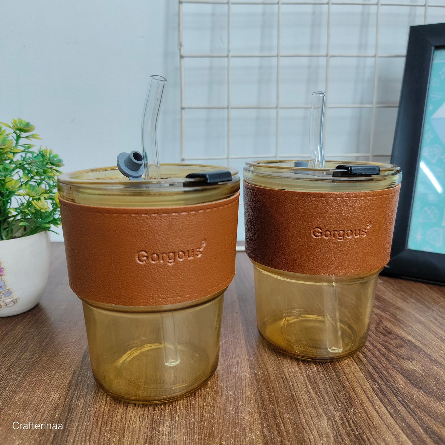 "Elegant Glass Travel Tumbler – Brown Leather Wrap & Transparent Straw"