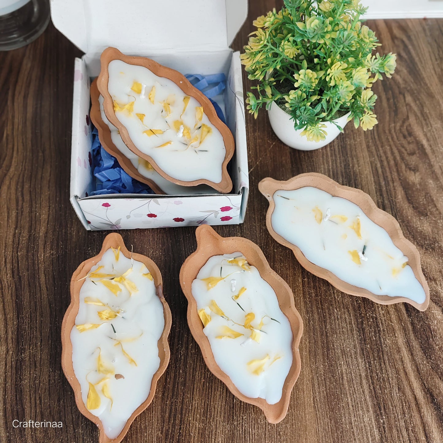 Handmade Soy Wax Leaf Shaped Candles with Dried Flowers – Eco-Friendly Decor |Set of 2